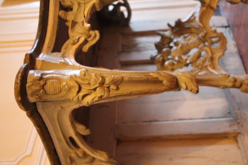 XVIIIe siècle - Console en bois laqué vert époque Louis XV, plateau à l'imitation du marbre