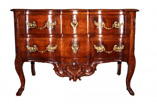 Commode en noyer par Pierre Hache, vers 1735