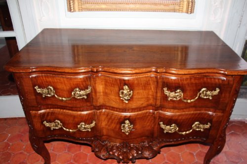 Commode en noyer par Pierre Hache, vers 1735 - Mobilier Style Régence