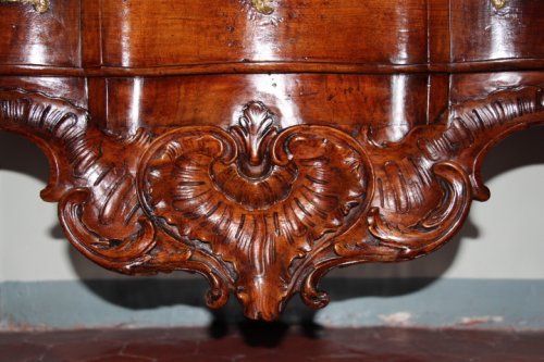 Mobilier Commode - Commode en noyer par Pierre Hache, vers 1735