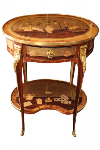 Table de salon marquetée d'ustensiles, estampillée Louis AUBRY