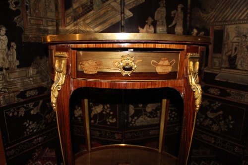 XVIIIe siècle - Table de salon marquetée d'ustensiles, estampillée Louis AUBRY