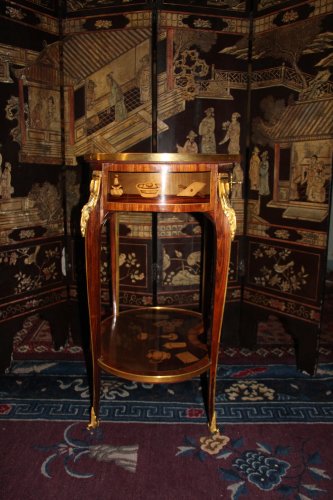 Antiquités - Table de salon marquetée d'ustensiles, estampillée Louis AUBRY