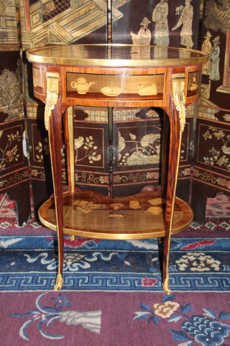 Antiquités - Table de salon marquetée d'ustensiles, estampillée Louis AUBRY