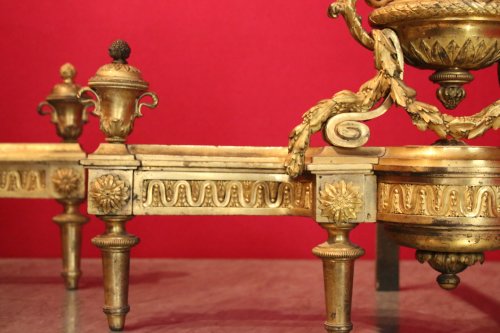 Paire de chenets en bronze doré, époque Louis XVI - Didascalies