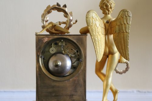 XIXe siècle - Pendule en bronze doré animée d'un ange, époque Empire, début du XIXe siècle