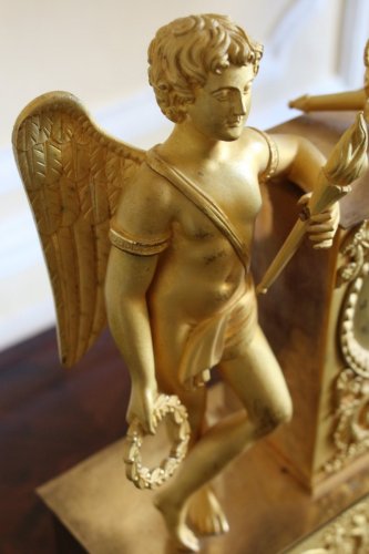 Pendule en bronze doré animée d'un ange, époque Empire, début du XIXe siècle - Empire