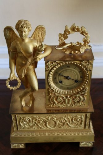 Empire - Pendule en bronze doré animée d'un ange, époque Empire, début du XIXe siècle