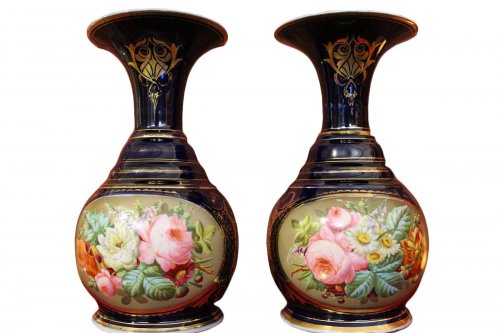 Paire de vases en vieux paris, décorée de fleurs sur fond bleu, vers 1820