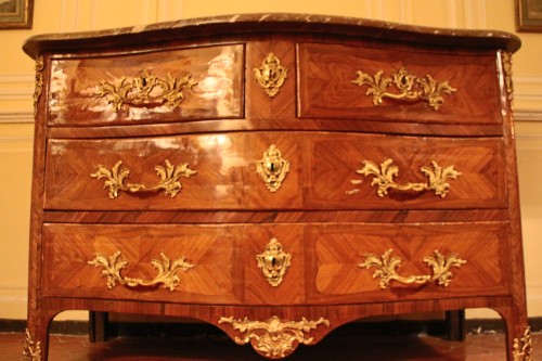 Commode Louis XV en bois de violette, estampillée Antoine CRIAERD - Didascalies