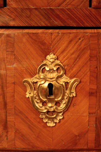 Antiquités - Commode Louis XV en bois de violette, estampillée Antoine CRIAERD