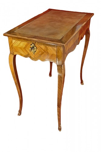 Table écritoire volante en bois de rose, époque Louis XV