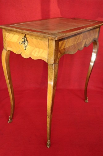 Table écritoire volante en bois de rose, époque Louis XV - Mobilier Style Louis XV
