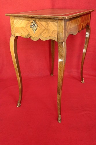 Mobilier Table & Guéridon - Table écritoire volante en bois de rose, époque Louis XV