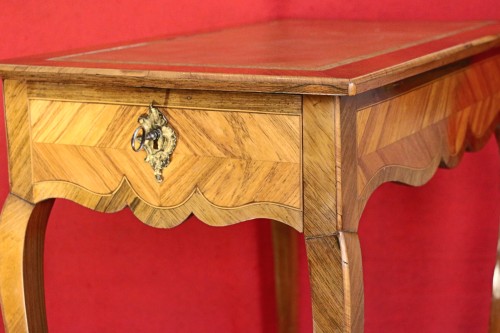 Table écritoire volante en bois de rose, époque Louis XV - Didascalies