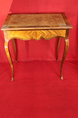 Louis XV - Table écritoire volante en bois de rose, époque Louis XV
