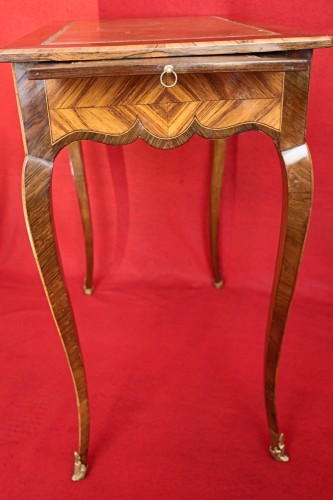 Antiquités - Table écritoire volante en bois de rose, époque Louis XV