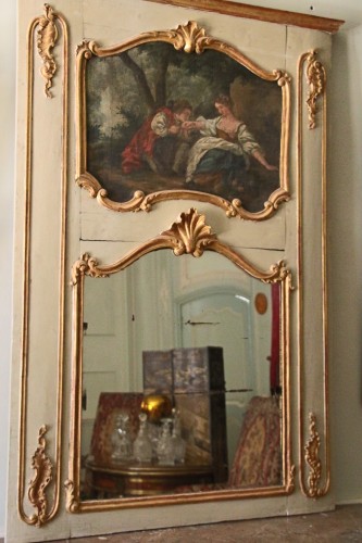 Miroirs, Trumeaux  - Trumeau laqué vert et doré, décoré d'une scène galante, époque Louis XV
