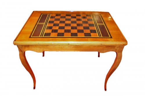 Table tric-trac en bois de placage et noyer, époque Louis XV