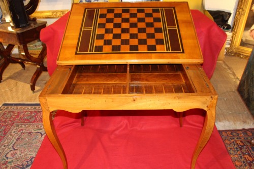 Table tric-trac en bois de placage et noyer, époque Louis XV - Mobilier Style Louis XV