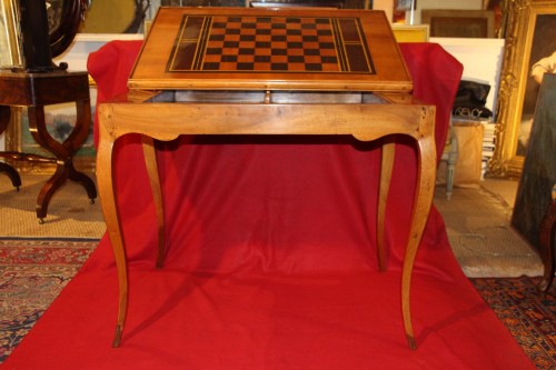 Table tric-trac en bois de placage et noyer, époque Louis XV - Didascalies