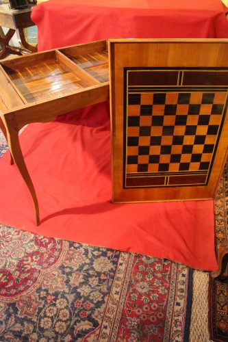 Table tric-trac en bois de placage et noyer, époque Louis XV - Louis XV
