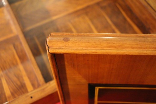 Antiquités - Table tric-trac en bois de placage et noyer, époque Louis XV