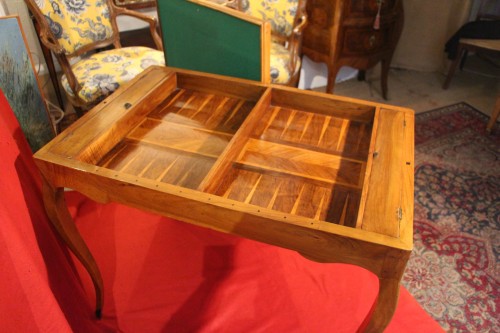 Antiquités - Table tric-trac en bois de placage et noyer, époque Louis XV
