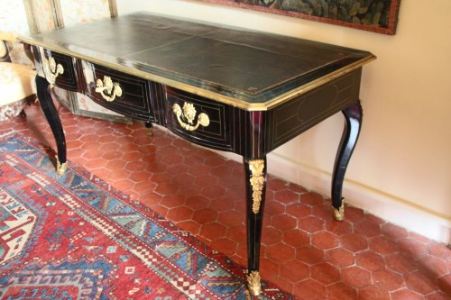 Bureau plat en placage d'ébène incrusté de laiton, vers 1700 - Mobilier Style Régence