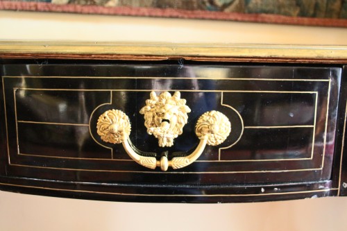 Bureau plat en placage d'ébène incrusté de laiton, vers 1700 - Didascalies