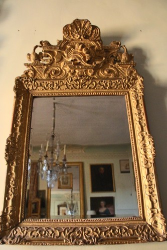 Miroir en bois doré, aux oiseaux et dauphins, vers 1720 - Miroirs, Trumeaux Style Louis XV