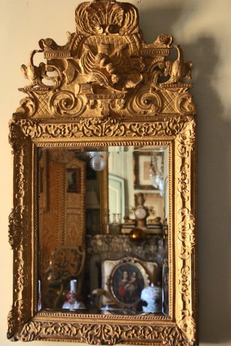 Louis XV - Miroir en bois doré, aux oiseaux et dauphins, vers 1720