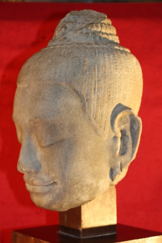 Tête de Bouddha en pierre volcanique, Art Khmer XVIe-XVIIIe siècle - Didascalies