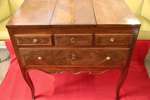 Commode coiffeuse en bois de placage, palissandre, époque Régence XVIIIe siècle - Didascalies