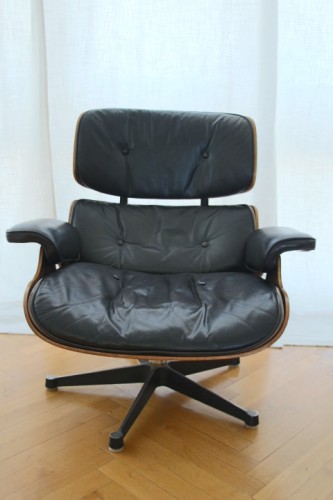 Fauteuil lounge chair et son ottoman, Charles et Ray Eames, Fabricant Herman Miller, - Didascalies