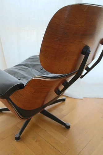 Antiquités - Fauteuil lounge chair et son ottoman, Charles et Ray Eames, Fabricant Herman Miller,