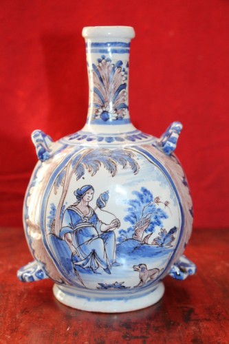 Vase gourde en faïence de Nevers, seconde moitié du XVIIe siècle - Céramiques, Porcelaines Style Louis XIV