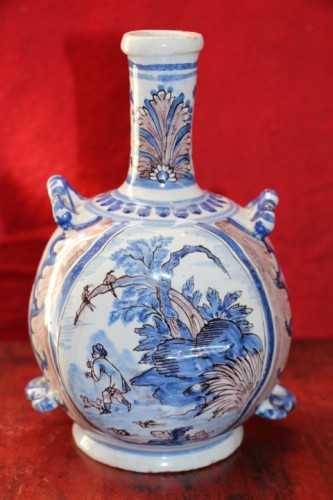 Céramiques, Porcelaines  - Vase gourde en faïence de Nevers, seconde moitié du XVIIe siècle