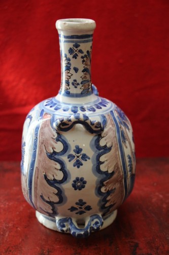 Vase gourde en faïence de Nevers, seconde moitié du XVIIe siècle - Didascalies