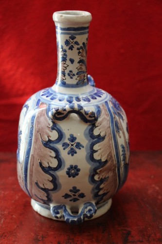 XVIIe siècle - Vase gourde en faïence de Nevers, seconde moitié du XVIIe siècle
