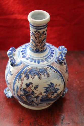 Vase gourde en faïence de Nevers, seconde moitié du XVIIe siècle - Louis XIV