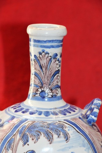 Antiquités - Vase gourde en faïence de Nevers, seconde moitié du XVIIe siècle