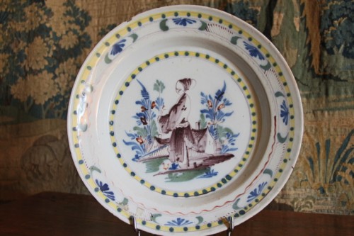 Grand plat en faïence de l'Est, décor au chinois, 1ere moitié du XVIIIe siècle - Céramiques, Porcelaines Style Louis XV