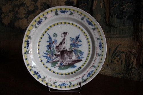 Céramiques, Porcelaines  - Grand plat en faïence de l'Est, décor au chinois, 1ere moitié du XVIIIe siècle