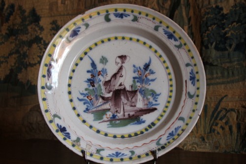 XVIIIe siècle - Grand plat en faïence de l'Est, décor au chinois, 1ere moitié du XVIIIe siècle
