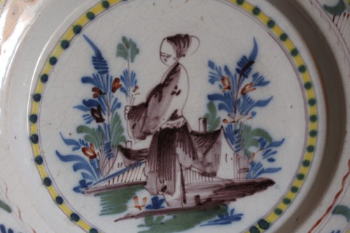 Grand plat en faïence de l'Est, décor au chinois, 1ere moitié du XVIIIe siècle - Louis XV