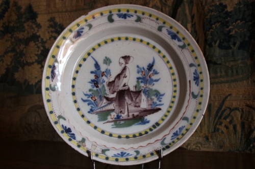 Antiquités - Grand plat en faïence de l'Est, décor au chinois, 1ere moitié du XVIIIe siècle