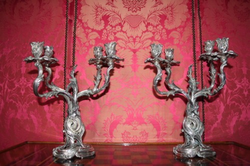 Antiquités - Paire de candélabres en bronze argenté, 1ere moitié du XIXe siècle