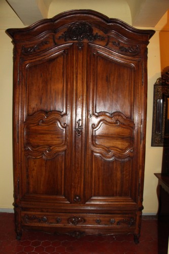 Armoire à chapeau de gendarme en noyer, époque Louis XV - Mobilier Style Louis XV