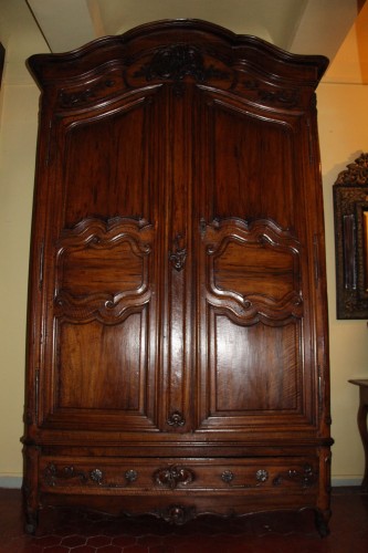 Mobilier Armoire - Armoire à chapeau de gendarme en noyer, époque Louis XV